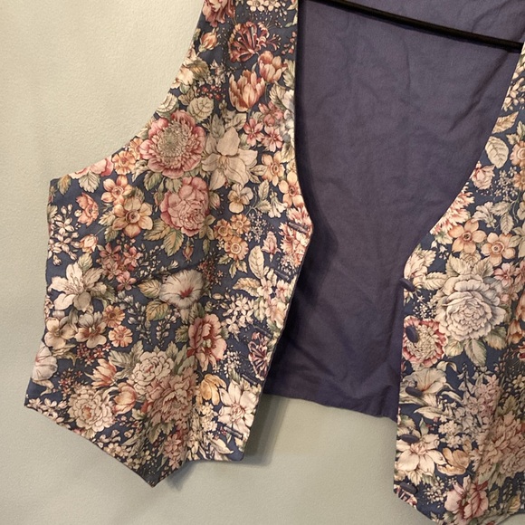 flower floral vest.  A2 - Picture 3 of 7